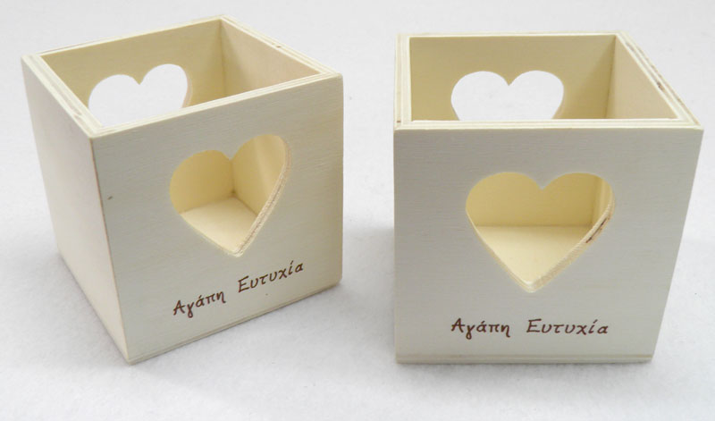 0519274.jpg ΞΥΛΙΝΟ ΚΟΥΤΙ ΓΙΑ ΡΕΣΩ ΜΕ ΚΑΡΔΙΕΣ 7cm x 7cm x 7cm 0519274 - Image 1
